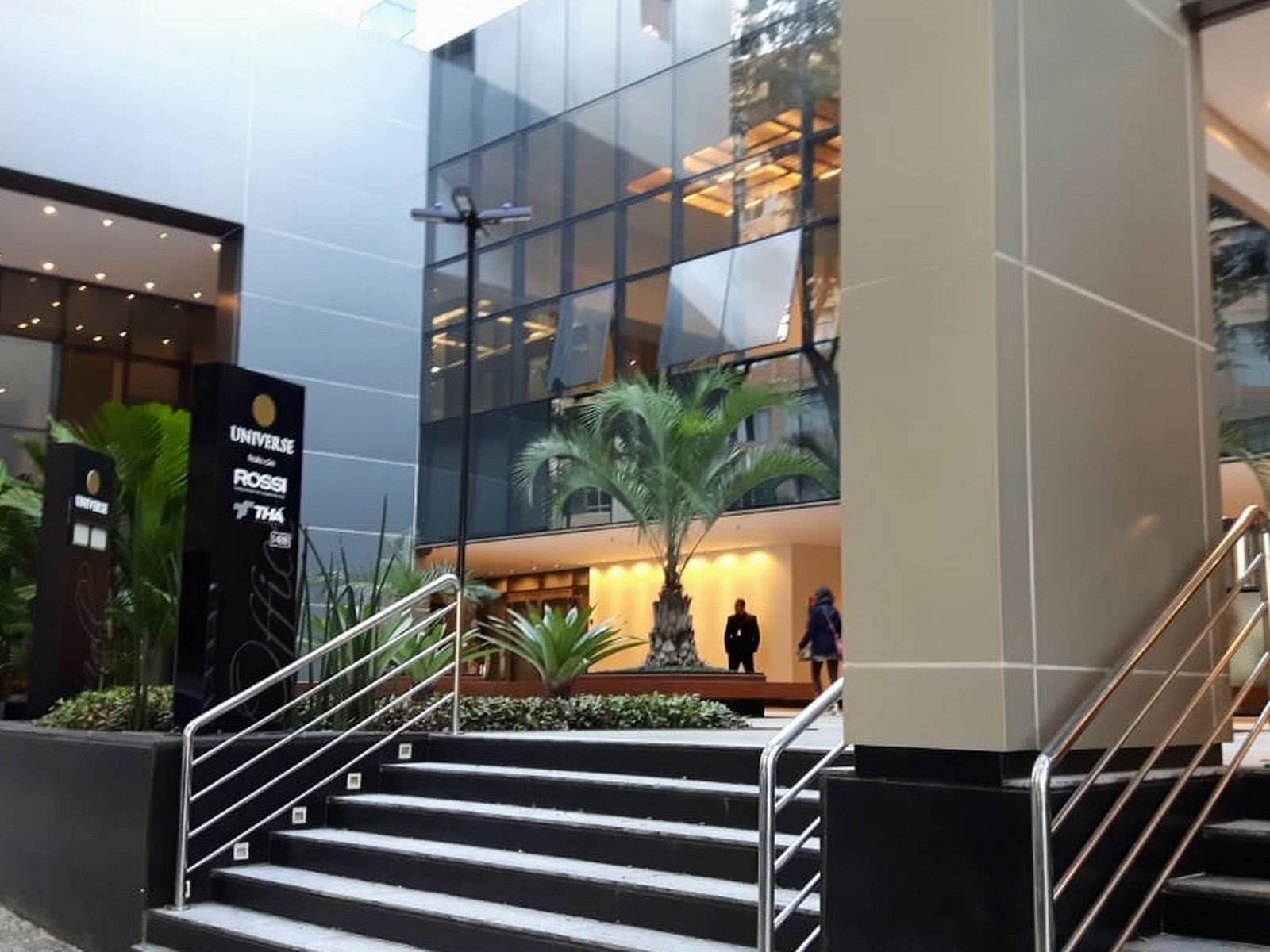 Entrada do edifício comercial onde fica a clínica, na Av. Cândido de Abreu